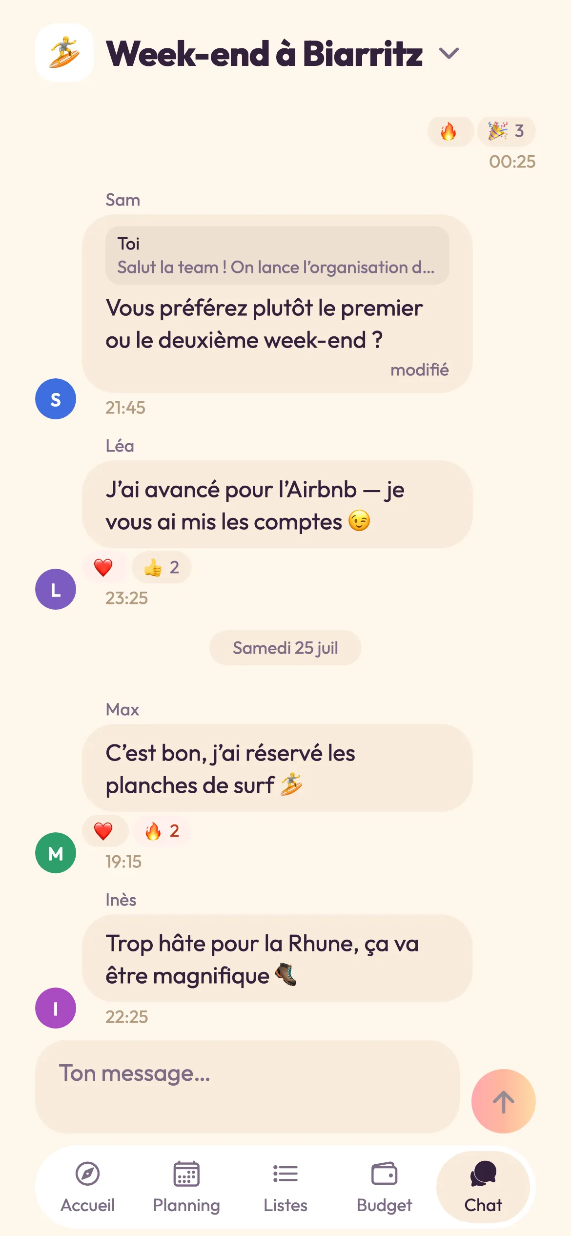 Discussion d’un événement dans Bandee : les messages du groupe (« vous préférez plutôt le premier ou le deuxième week-end ? », « j’ai avancé pour l’Airbnb »), rattachés à l’événement plutôt qu’à un fil de messagerie séparé.